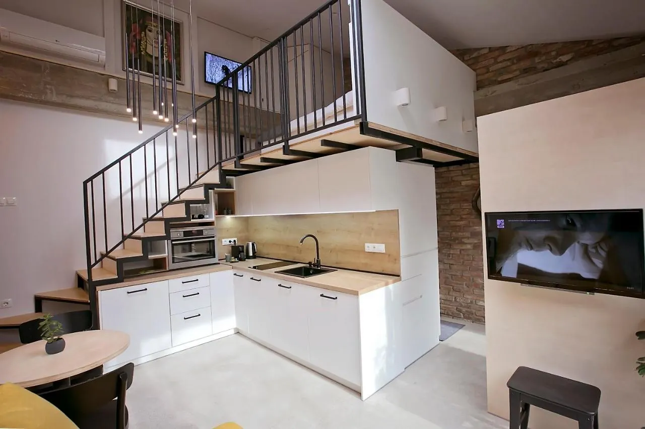 דירה וארנה Studio 27